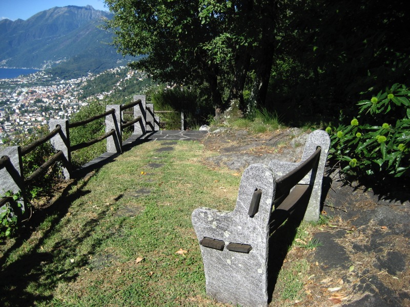 Lauschige Bank mit Blick auf den Lago Maggiore